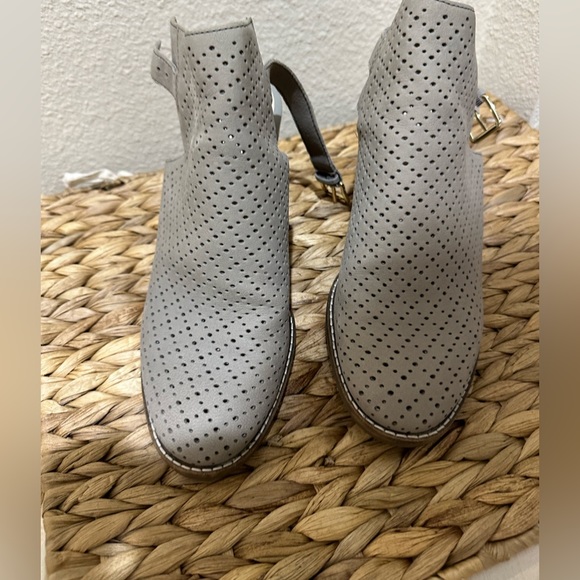 Adorable Bootie Heels - Picture 3 of 5